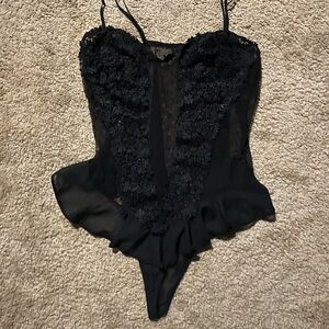Black Lace Chemise with Sweetheart Neckline and Structured Elegance